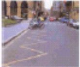 MARCA AMARILLA ZIGZAG. Indica el lugar de la calzada en que el estacionamiento est prohibido a los vehculos en general, por estar reservado para algn uso especial que no implique larga permanencia de ningn vehculo. Generalmente se utilizar en zonas de parada (no estacionamiento) de autobuses o destinadas a la carga y descarga de vehculos.