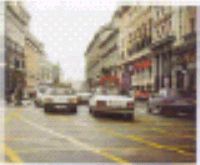 CUADRICULA DE MARCAS AMARILLAS. Un conjunto de lneas amarillas entrecruzadas recuerda a los conductores la prohibicin establecida en el artculo 59.1. (ningn conductor debe penetrar con su vehculo en una interseccin o en un paso para peatones o para ciclistas si la situacin de la circulacin es tal que, previsiblemente, pueda quedar detenido de forma que impida u obstruya la circulacin transversal)