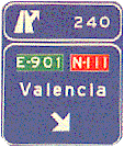 SEAL SOBRE LA CALZADA, EN AUTOPISTA Y AUTOVIA. SALIDA INMEDIATA HACIA AUTOPISTA O AUTOVIA. Indica, en el lugar en que se inicia el ramal de salida, las direcciones que se alcanzan por la salida inmediata por una autopista o autova y, en su caso, el nmero de stas. Tambin indica el nmero y, en su caso, la letra del enlace y ramal.